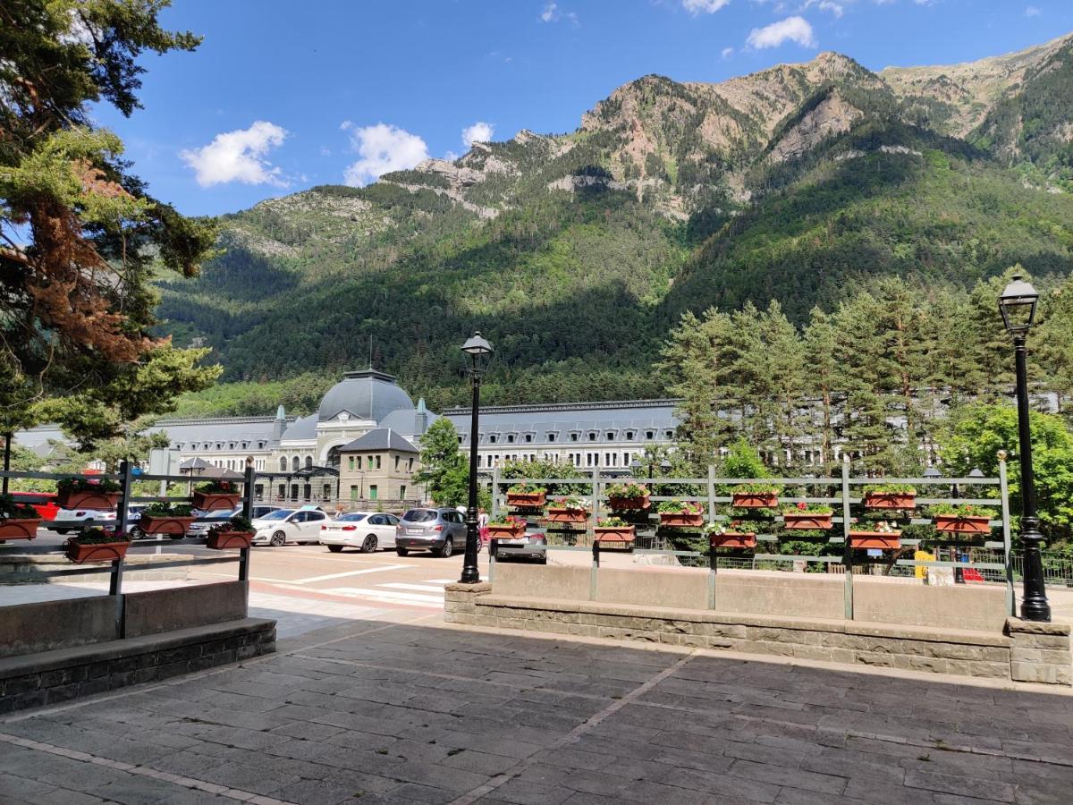 "Leo Pixel" Avairent Canfranc Estacion Apartment Exterior photo