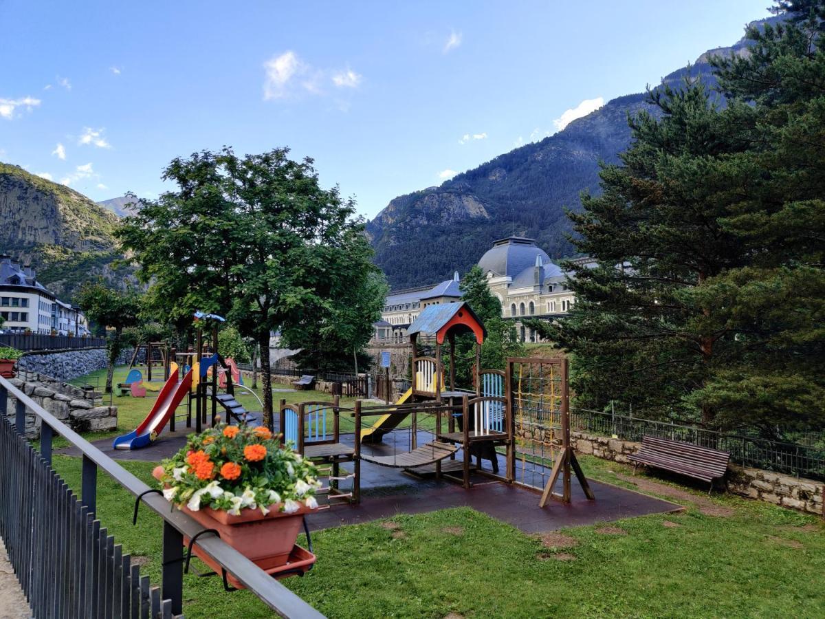 "Leo Pixel" Avairent Canfranc Estacion Apartment Exterior photo