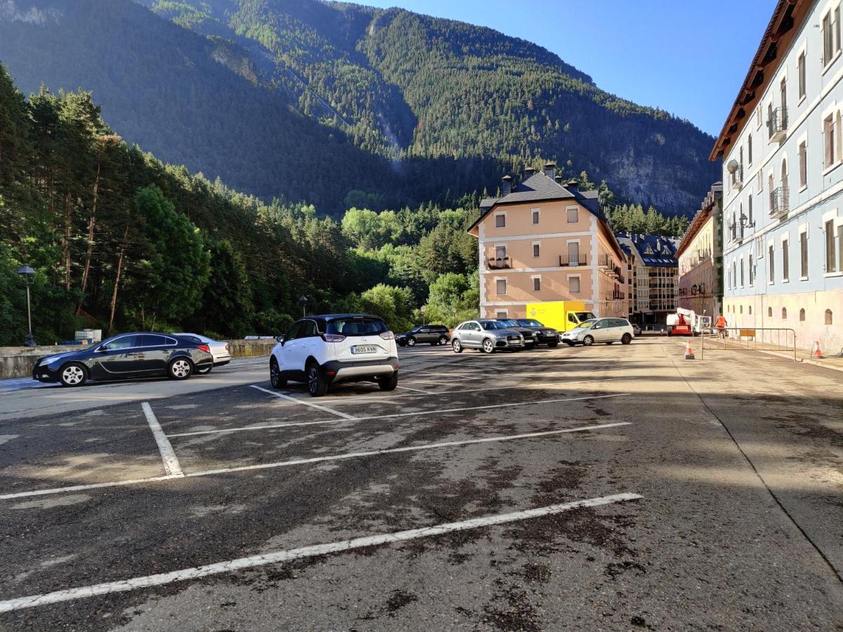 "Leo Pixel" Avairent Canfranc Estacion Apartment Exterior photo