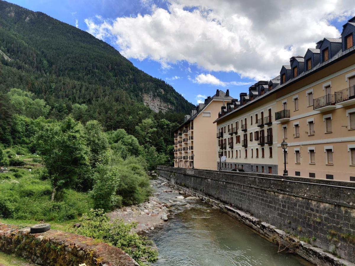"Leo Pixel" Avairent Canfranc Estacion Apartment Exterior photo