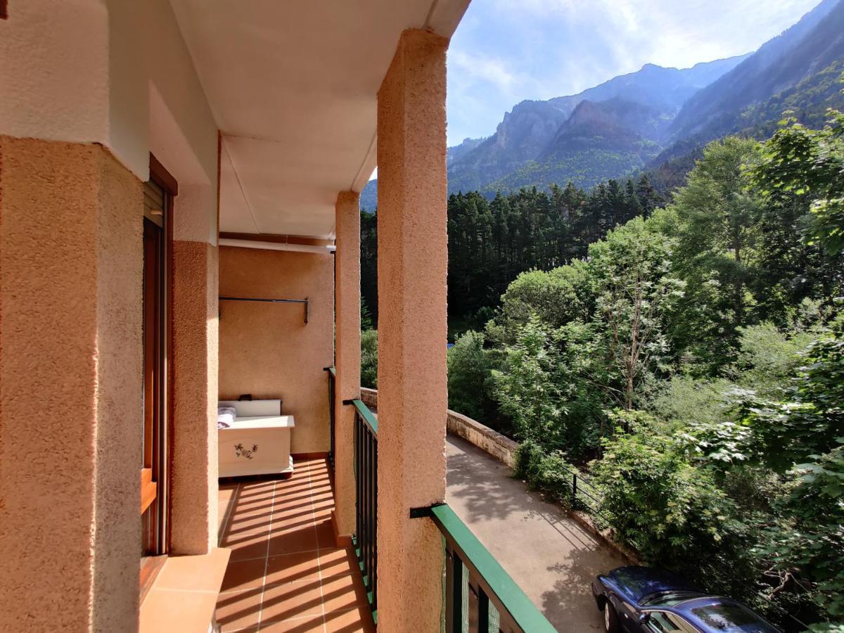 "Leo Pixel" Avairent Canfranc Estacion Apartment Exterior photo