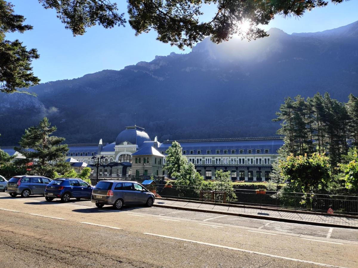 "Leo Pixel" Avairent Canfranc Estacion Apartment Exterior photo