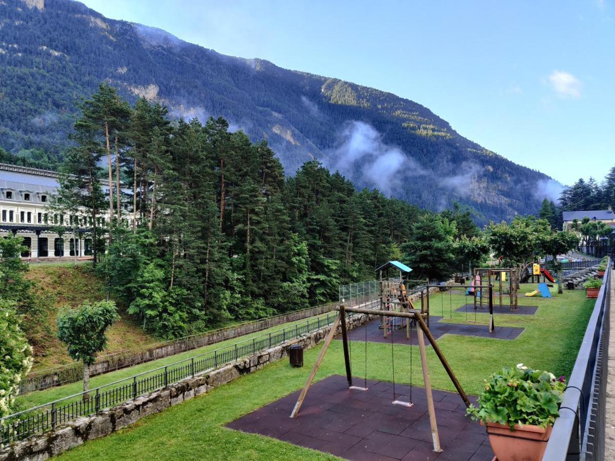 "Leo Pixel" Avairent Canfranc Estacion Apartment Exterior photo