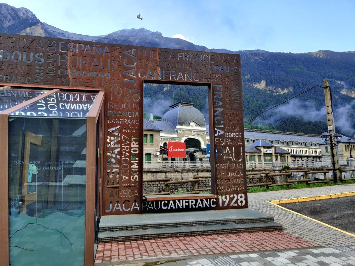 "Leo Pixel" Avairent Canfranc Estacion Apartment Exterior photo